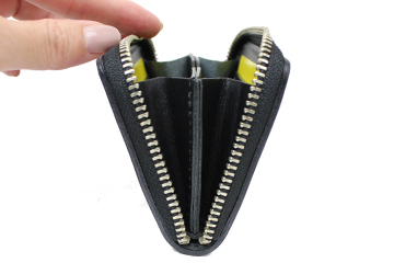 コードバンラウンドファスナーミニ財布（馬革/日本製）開くとマチは約9cmあります。