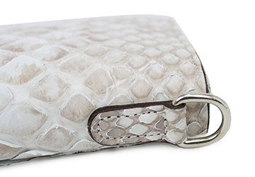 大蛇を使用したダブルファスナー長財布(蛇革/日本製）白蛇　Dカンが付属するので、ウォレットチェーンを繋ぐことが可能です。