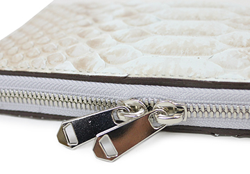 大蛇を使用したダブルファスナー長財布(蛇革/日本製）白蛇　財布には珍しいダブルファスナーを採用しています。YKK最高峰ファスナー“ EXCELLA ”に、細部までこだわったメーカーオリジナルの引手を取り付けています。
