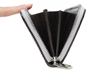 大蛇を使用したダブルファスナー長財布(蛇革/日本製）白蛇　マチは開くと約10�pあり大きく開くので取り出しやすいです。