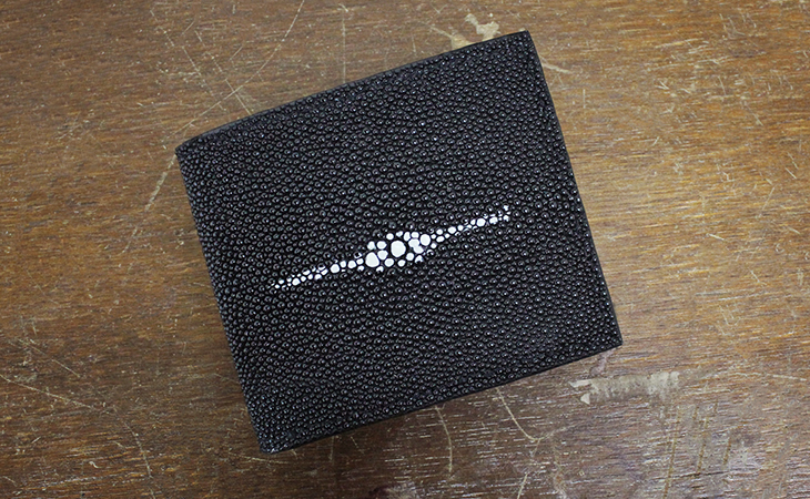 スティングレイ二つ折り財布（エイ革/日本製）｜革製品専門店レザーハウス