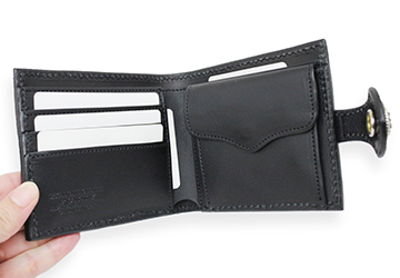 スティングレイ二つ折り財布 アローヘッドフラップ（エイ革/日本製）カードホルダーが3箇所とフリーポケットが2箇所付いています。
