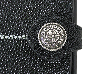 スティングレイ二つ折り財布 アローヘッドフラップ（エイ革/日本製）コンチョにはサドルの装飾からインスパイアされ開発されたFUNNYオリジナルのビクターコンチョが装着されています。