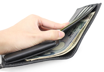 スティングレイ二つ折り財布 アローヘッドフラップ（エイ革/日本製）お札入れは1層式。スマートに収納できます。
