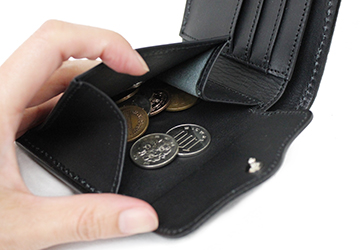スティングレイ二つ折り財布 キャバルリー（エイ革/日本製）小銭入れのマチは折り畳む形になっているので収納時はかさばらず、それでいて大量に収納できます。
