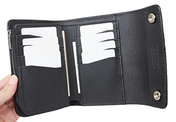 ミニフラップショルダーバッグ（牛革）カードポケットが8箇所とフリーポケットが3箇所付いています。