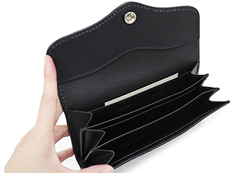 ミニフラップショルダーバッグ（牛革）内装は至ってシンプルに構成されています。お財布として使うのも良いし、スマートフォンやキャシュレス用のカードを収納してポーチのように使用しても良いですね。