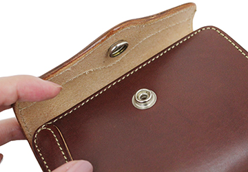 ミドルサイズの二つ折り財布（牛革/日本製）ジャンパードットで簡単に開閉できます。
