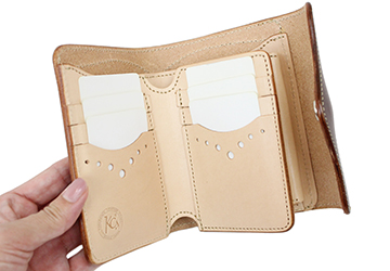 ミドルサイズの二つ折り財布（牛革/日本製）ノートの様に開くカード入れは、片面３枚づつ収納することが出来ます。
