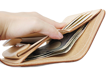 ミドルサイズの二つ折り財布（牛革/日本製）札入れスペースは仕切りがない仕様になっています。