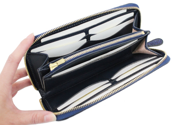 限定商品！クロコダイル藍染ラウンドファスナー長財布（ワニ革/日本製） お札入れが2ヶ所、ファスナー式小銭入れ、カードポケットが8ヶ所と大型のフリーポケットが4ヶ所装備されており収納量がとても豊富で使い勝手に優れています。