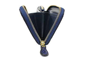限定商品！クロコダイル藍染ラウンドファスナー長財布（ワニ革/日本製） 片側に設けられているマチは、開くと約10cmあります。