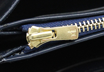 限定商品！クロコダイル藍染ラウンドファスナー長財布（ワニ革/日本製） 内側にある小銭入れ部分のファスナーにももちろんYKKエクセラを使用しています。

