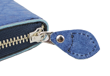 エレファント藍染ラウンドファスナーミニ財布（象革/日本製）ファスナーには同じ革を使用したファスナートップが付いており、開閉がしやすいようになっています。
