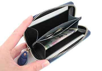エレファント藍染ラウンドファスナーミニ財布（象革/日本製）3層の収納スペースには、折った紙幣、小銭、カードを入れることができます。