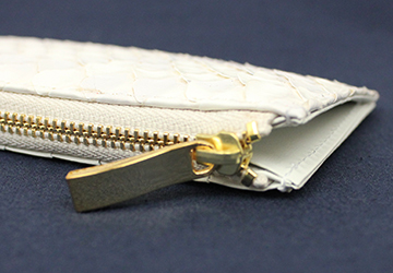 ブランパイソンミニ財布（ヘビ革/日本製）開運白蛇財布　引き手にはゴールドの金具を使用しています。