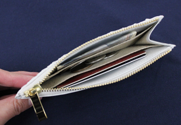 ブランパイソンミニ財布（ヘビ革/日本製）開運白蛇財布　メイン収納は三層に分かれています。