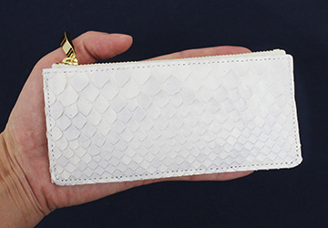 ブランパイソンミニ財布（ヘビ革/日本製）開運白蛇財布　手のひらほどのサイズ感です。