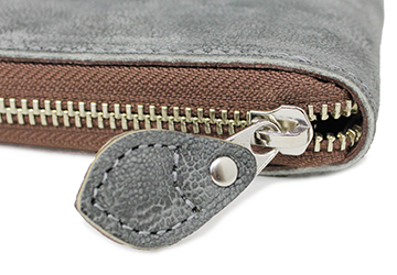 エレファントラウンドファスナー二つ折り財布（象革/日本製） ファスナーには同じ革を使用したファスナートップが付いており、開閉がしやすいようになっています。