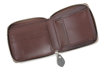エレファントラウンドファスナー二つ折り財布（象革/日本製） 内側には厳選した最上級の牛革を使用しており、KC,sのロゴが施されています。