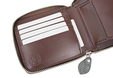 エレファントラウンドファスナー二つ折り財布（象革/日本製） カードホルダーは4つとカードホルダーの裏にポケットがあります。