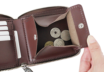 エレファントラウンドファスナー二つ折り財布（象革/日本製） 小銭入れ部分はボックス型になっているので小銭が探しやすく取り出しやすいです。
