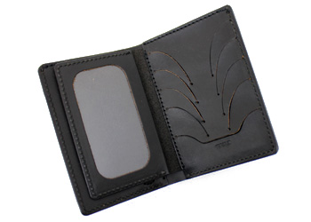 多機能ハード革財布ハーフサイズ（牛革）、開いた状態。パスケースと、カードポケットが５箇所設けられています。