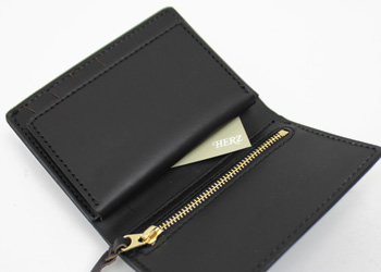多機能ハード革財布ハーフサイズ（牛革）、スペースを余すことなく使った革財布です。