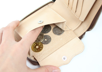 ラウンドジップ二つ折り財布（牛革）、コインポケットはしっかりとマチを取ることで大きく開きたくさん入れることができます。