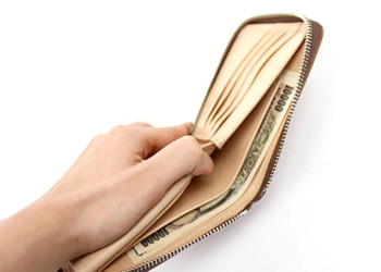 ラウンドジップ二つ折り財布（牛革）、札入れスペースは仕切りで区切られており、紙幣やレシート等分ける事ができます。