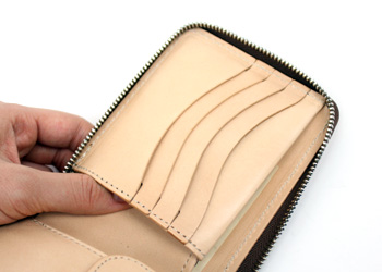 ラウンドジップ二つ折り財布（牛革）、カードポケットは４つ、裏にひとつで計５ヶ所。またコンパクトなので使い勝手バツグン！