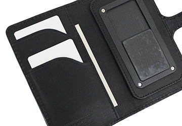 スティングレイスマートフォンケース（エイ革/日本製）  内側にはカードポケットが2つとフリーポケットが１つ付いています。