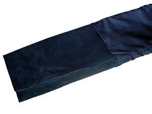 Schott604（ショット）ブーツカットレザーパンツ（牛革）、裏地は膝下までついており、防寒性を高めます。