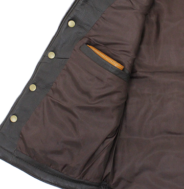 【特価品】ダウンベスト風中綿レザーベスト ゴートスキン（山羊革）ポケットは8.5cm×9.5cmの長財布が収まるサイズ感です。
