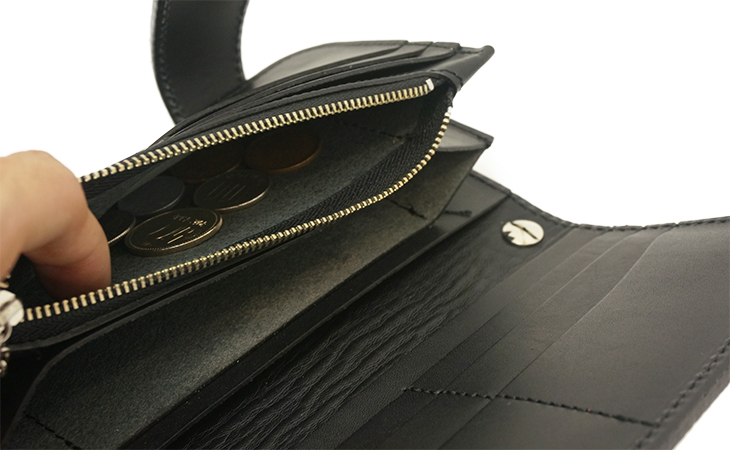 ふたつの異素材が魅せる美しいコントラストのロングウォレット(牛革／サラッペ)ブラックのコインポケット