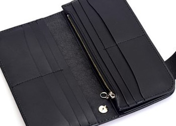 ウォレット財布革クラフトカービング（牛革/日本製）小銭入れはファスナー式。小銭入れの下にはお札が入るサイズの大型ポケットが１つあります。