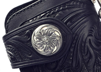 ウォレット財布革クラフトカービング（牛革/日本製）ジーンズのヒップポケットに収めた時、絶妙なバランスでコンチョが見えるよう設計されています。
