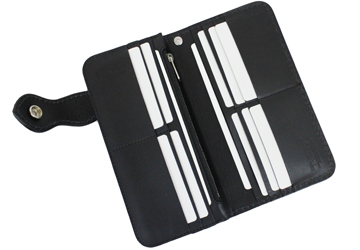 スティングレイライダースウィレット ビクター・コンチョ（エイ革/日本製）カードポケットが10箇所とフレーポケットが２箇所付いています。収納量がとても豊富です。
