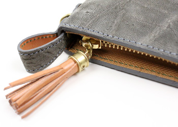 ロングウォレット財布革ラウンドファスナー（象革）、ファスナーの持ち手には牛革素材のフリンジがついています。