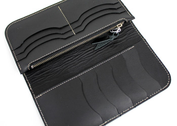 ロングウォレット財布革（錦蛇）パイソン、カードの出し入れがしやすいよう、ポケットが円形にカットされています。
