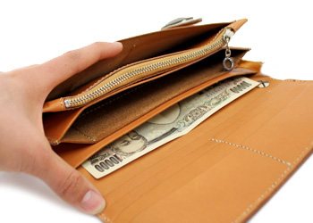 ウォレット財布革オーストリッチ（ダチョウ）、小銭入側にはお札入れが入るサイズのポケット３箇所あります。