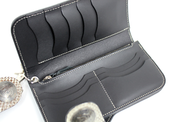 ウォレット財布革ダイヤモンド・パイソン（錦蛇革）、カードの出し入れがしやすいよう、カードポケットはあえて円形にカットされています。
