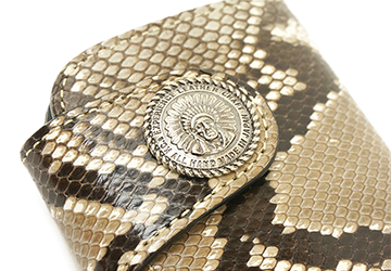 ウォレット財布革ダイヤモンド・パイソン（錦蛇革）、本シルバーコンチョを使用。