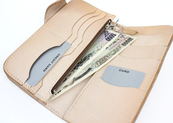 クラフトカービングウォレット財布革ターコイズ（牛革）、小銭入れの下には、お札が丁度入るサイズの大型ポケットが２つ。