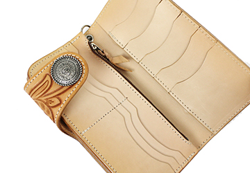 クラフトカービングウォレット財布革ターコイズ（牛革）、カードの出し入れがしやすいよう、カードポケットはあえて円形にカットされています。